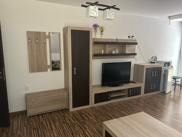 Izba s televízorom a skriňou